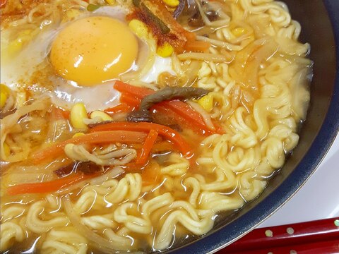 ピリ辛袋麺アレンジ！ビビンバの具のせ月見ラーメン♪